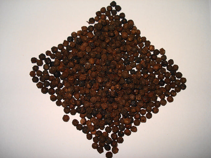 Whole dried black peppercorns (Piper nigrum)