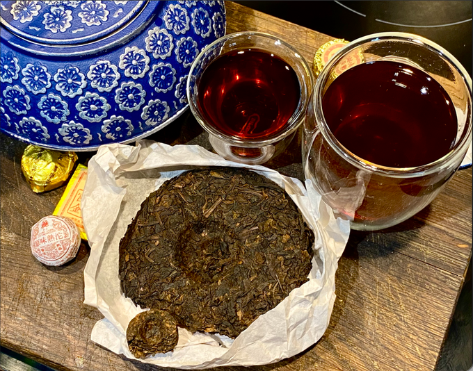 Pu-erh tea brick and brewed tea